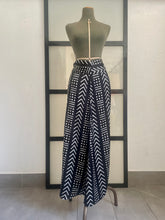 Carica l'immagine nel visualizzatore di Gallery, Gonna Anna in Silk Bogolan Black & White