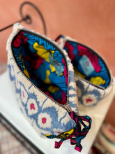 Carica l'immagine nel visualizzatore di Gallery, Pochette Poochie Ikat Style