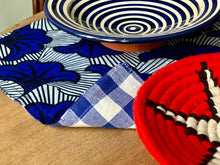 Carica l&#39;immagine nel visualizzatore di Gallery, Set tovagliette Bamako Lunch in Fleurs de Mariage Blu wax
